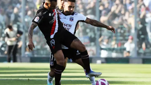 Ronald de la Fuente protege el balón ante la marca de Óscar Opazo.