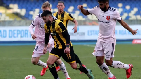 Kevin Harbottle conduce el balón en la llave de Copa Chile que Fernández Vial le ganó a la U por penales.