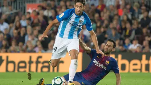 Emanuel Cecchini lucha un balón con Sergio Busquets. El argentino jugará en Unión Española durante 2023.