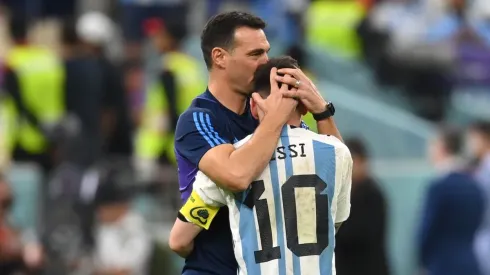 Lionel Scaloni y Lionel Messi luego de la tanda de penales que Argentina le ganó a Países Bajos en los cuartos de final de Qatar 2022.