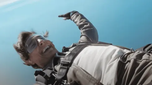 Tom Cruise en medio de su caída libre.