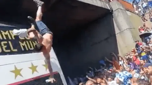 El fanático cayó directo al piso y fue atendido, sorprendiendo a todos