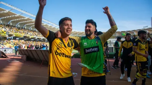 Cristopher Barrera (de amarillo) el nuevo refuerzo de Curicó Unido. A su lado, Jorge Gatica, quien fichó en Santiago Wanderers.