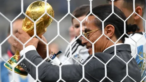 Salt Bae llegó a tocar la Copa del Mundo en medio de los festejos argentinos.