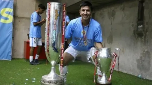 Acevedo celebra con las copas ganadas el 2022