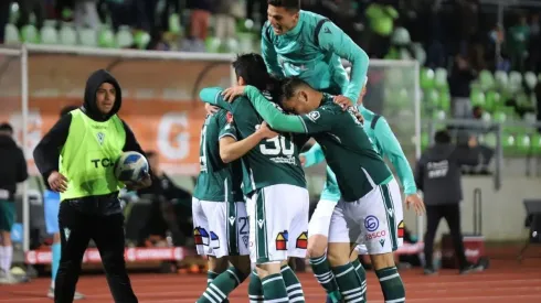 Wanderers celebra un gol de Paolo Guajardo