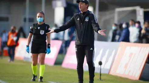 Luis Mena dirigiendo un superclásico