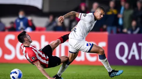 Léo Coelho disputa la pelota con Gustavo del Prete en un duelo entre Nacional de Montevideo y Estudiantes de La Plata por la Copa Libertadores.