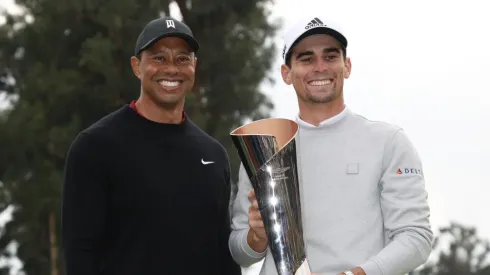 Joaquín Niemann junto a Tiger Woods, tras ganar en The Genesis Invitational