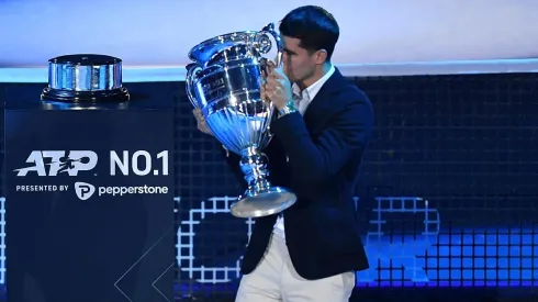 Alcaraz recibió el trofeo como número 1 del mundo