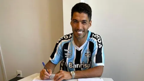 Luis Suárez con la camiseta de Gremio con el dorsal 9 para le temporada 2023.