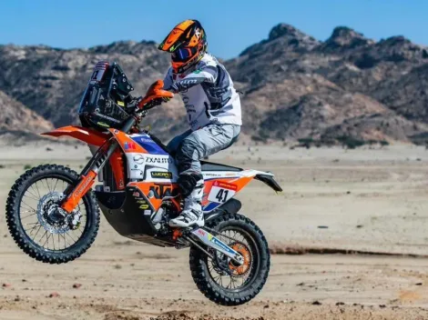 Tomás de Gavardo ayuda a piloto volcado en el Dakar