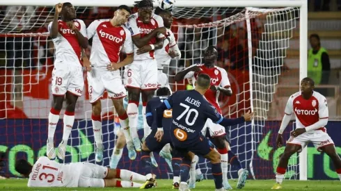 Alexis Sánchez anotando el tiro libre ante Mónaco