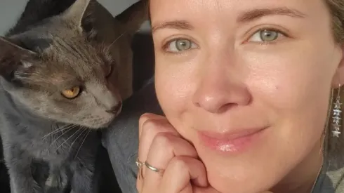 Carla Jara junto a uno de sus gatos.