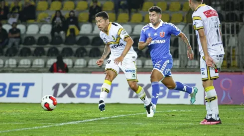 Luciano Cabral busca una combinación ante la marca de Jeisson Vargas.