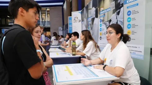 Feria estudiantil da a conocer carreras universitarias.