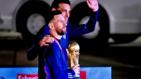 Scaloni de regreso a Argentina con la copa y Messi.