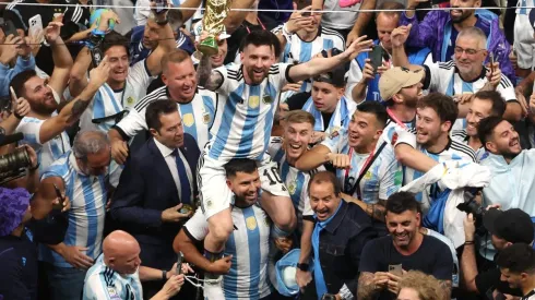 Sergio Agüero y Lionel Messi sobre sus hombros en los festejos del Mundial de Qatar 2022.