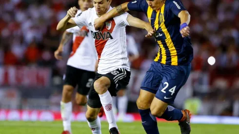Alfonso Parot disputa un balón con Ignacio Fernández en un partido entre River Plate y Rosario Central.