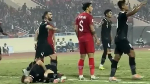 Klok en el suelo inventando un golpe