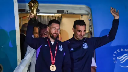 Messi y Scaloni bajando con la Copa del Mundo desde el avión