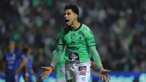 Víctor Dávila celebra el cabezazo que sirvió para que el León remontara el partido ante el Necaxa en el Clausura de la Liga MX.