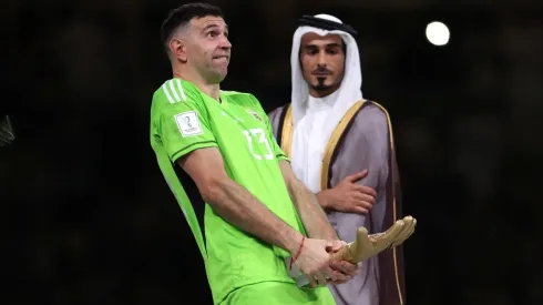 El polémico gesto de Dibu Martínez con su premio de mejor arquero de Qatar