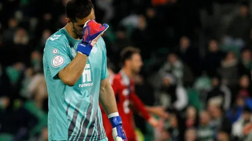 Claudio Bravo fue titular pero no pudo ayudar al Betis a seguir con vida en Copa del Rey