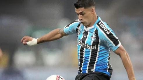 Suárez debutó anotando tres goles en Gremio