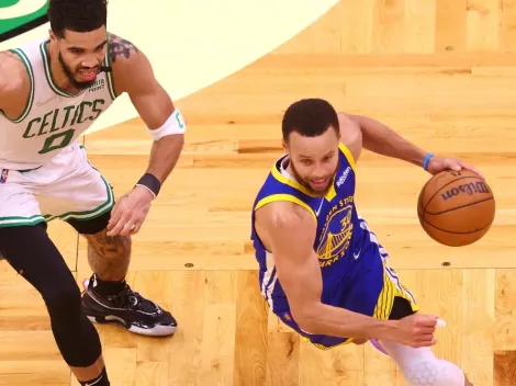 Curry humilla a Tatum con robo y canasta de mediacancha