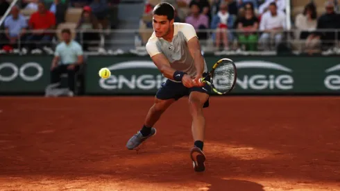 Carlos Alcaraz vuelve a entrenar tras su lesión y se prepara para sus próximos desafíos.