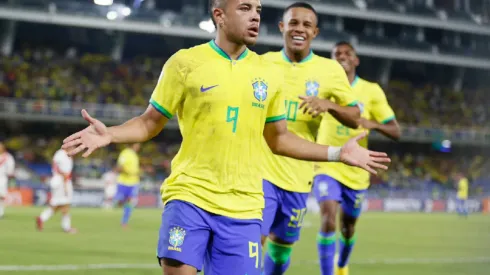 Vitor Roque, autor de un doblete en el debut de Brasil en el Sudamericano Sub 20.