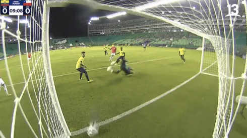 La pelota adentro del arco que no fue advertida por los árbitros