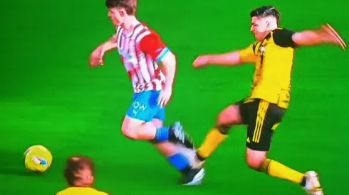 Tomás Alarcón se ganó la tarjeta roja tras la revisión del VAR