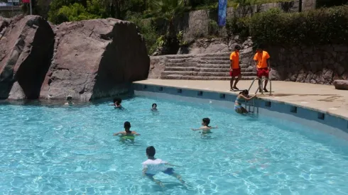 ¿Cómo llegar a la Piscina Tupahue y cuál es el precio de las entradas?