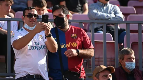 Hinchas del Barcelona y Real Madrid