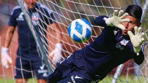 Brayan Cprtés sigue un entrenamiento de elite para convertirse en el sucesor del eterno Claudio Bravo