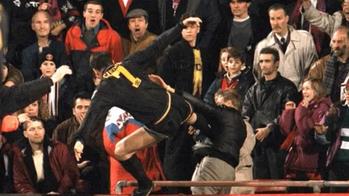 Se cumplen 28 años de la famosa patada voladora de Cantona a un hincha.