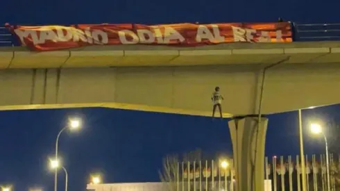 El muñeco de Vinicius colgado de un puente