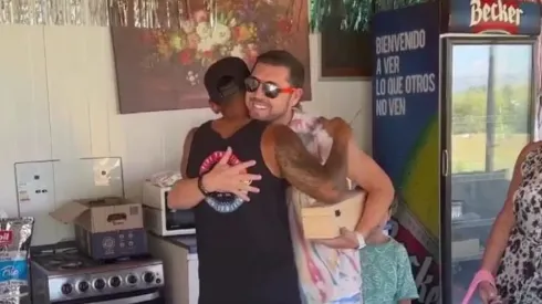 José Rojas sorprendió a su amigo Ronald de la Fuente para su cumpleaños.