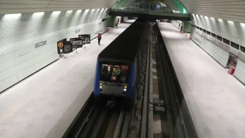 Paso del primer tren en obras de extensión de la Línea 2 del Metro.