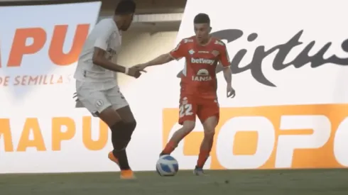 Pablo Aránguiz en acción ante Universitario de Lima en la pretemporada de Ñublense.