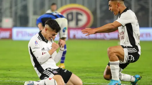 Cristián Zavala celebra con Vicente Pizarro el único gol que convirtió en Colo Colo. Fue confirmado como refuerzo en Curicó Unido.