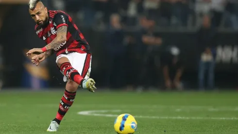 Arturo Vidal busca este sábado acrecentar su leyenda como el chileno más campeón de la historia.