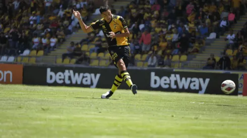 Luciano Cabral remata. Con este tiro convirtió su primer gol en Coquimbo Unido.