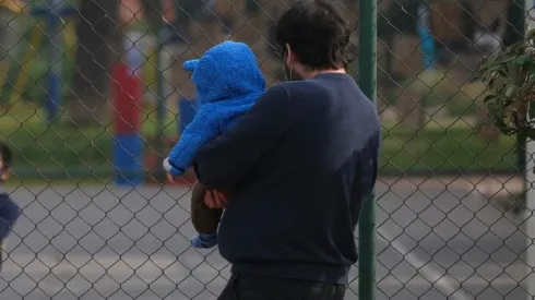 Padre con su hijo en brazos