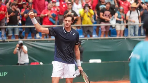 Nicolás Jarry celebra la victoria que le permitió a Chile igualar la serie de Copa Davis ante Kazajistán.