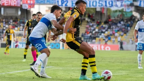 Javier Parraguez en acción ante la UC, protege un balón frente a Ignacio Saavedra.