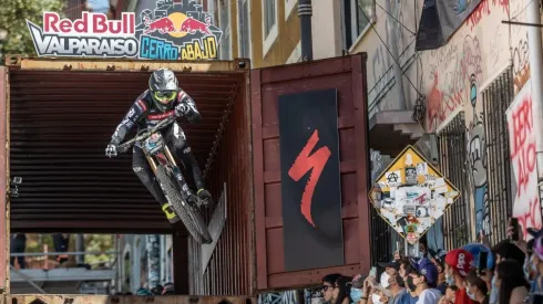 Las calles y cerros de Valparaíso se preparan para Red Bull Valparaíso Cerro Abajo este domingo.