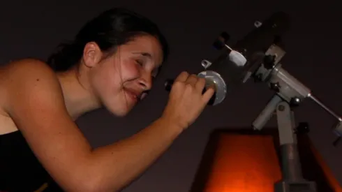 Mujer usa un telescopio